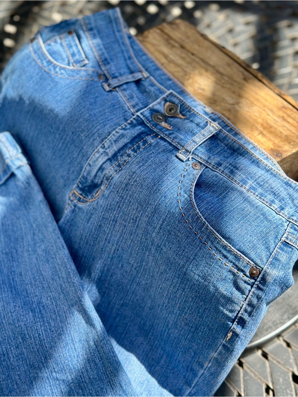 Bandolino Retro Denim Cuffed Capris Jeans - Picture 4 of 8